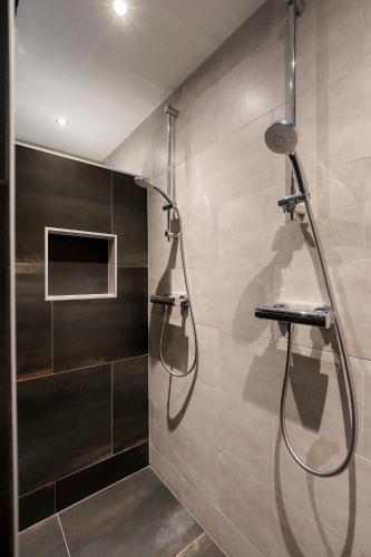 a bathroom with a shower with a glass door at Luxe, rust en ruimte bij de Veluwse Vogels in Epe in Epe