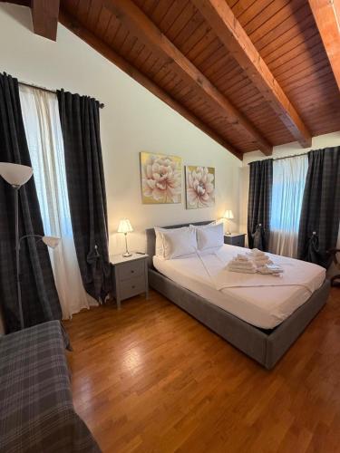 ein Schlafzimmer mit einem großen Bett in einem Zimmer in der Unterkunft Sottocastello 2 in Gorizia