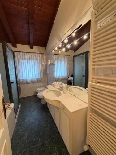 ein Badezimmer mit zwei Waschbecken und zwei Toiletten in der Unterkunft Sottocastello 2 in Gorizia