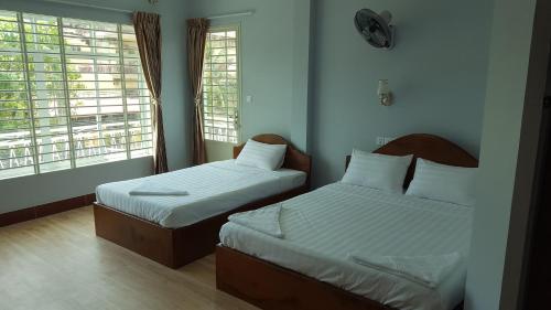 Tempat tidur dalam kamar di KampongBay Makeng II Guesthouse