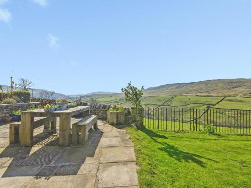 a picnic table in a garden with a fence at Low Seal House in Richmond