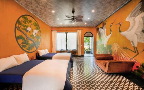a hotel room with two beds and a couch at De Mémoire Retreat in Tien Xuan
