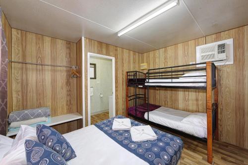 Katil dua tingkat atau katil-katil dua tingkat dalam bilik di Alva Beach Tourist Park