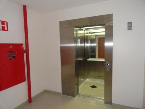 an elevator in a building with a red pole at Di Napoli Plaza Hotel in Gurupi