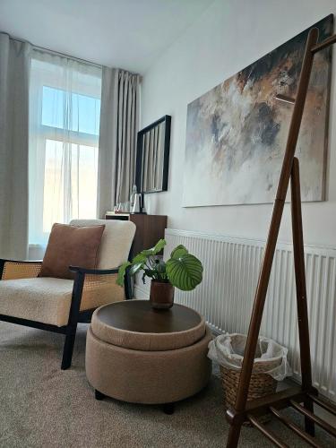 a living room with a chair and a table at Cardiff Mini Retreat in Cardiff