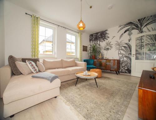 a living room with a couch and a table at Zum Notar in Brand-Erbisdorf