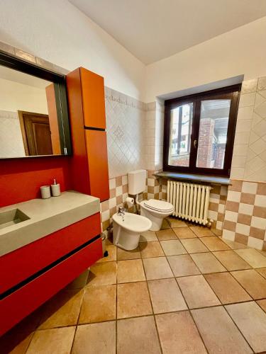a bathroom with a toilet and a sink and a mirror at Sosta dei Passeggeri in Roccabruna