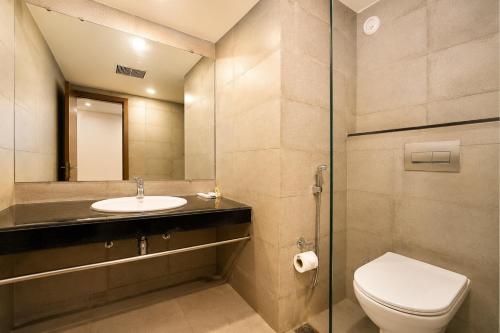 ein Badezimmer mit Toilette und Waschbecken in der Unterkunft Max Hotels Jabalpur in Jabalpur