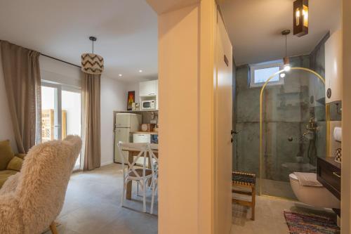 a living room with a shower and a kitchen at Tembo Apartment in Sinj