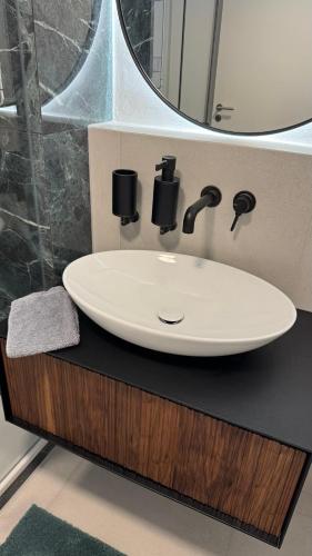 a bathroom with a white sink and a mirror at Brück Residenz - 100qm Altstadtwohnung an der Steinernen Brücke in Regensburg
