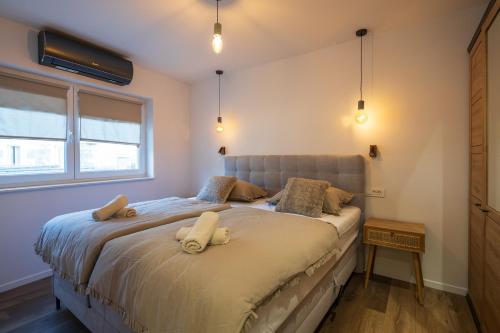 ein Schlafzimmer mit einem Bett und zwei Kissen darauf in der Unterkunft Mamba Apartment in Sinj