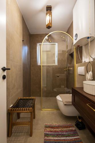 ein Badezimmer mit Dusche, Toilette und Waschbecken in der Unterkunft Mamba Apartment in Sinj
