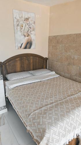 a bed with a wooden headboard in a bedroom at Casita con mirador in Málaga