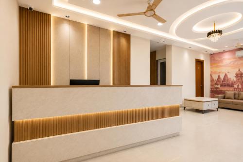 a lobby with a reception desk and a waiting room at Hotel Shree Near Prem Mandir in Chhatikara