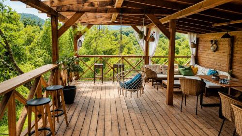 a screened in porch with a table and chairs at Guest House Kandaferi 2 in Elena