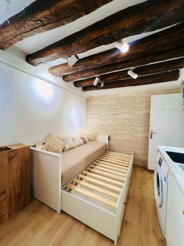 Studio 100m to Chatelet, Paris (updated prices 2027)