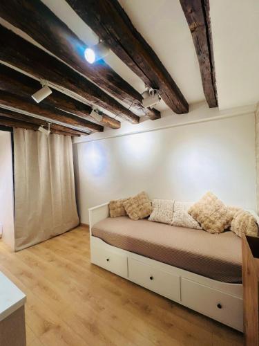 Studio 100m to Chatelet