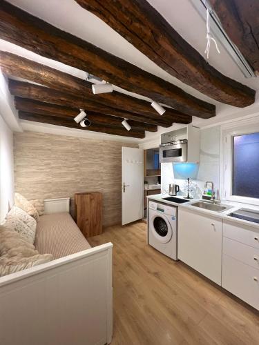 Studio 100m to Chatelet