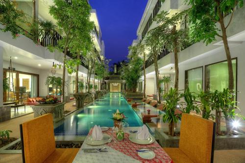 The swimming pool at or close to Golden Temple Retreat