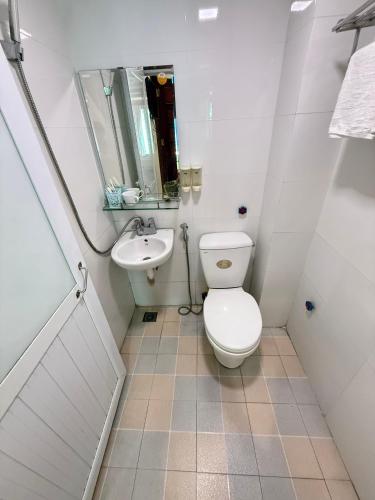 a bathroom with a toilet and a sink at LD Housing 9 in Ðống Thôn