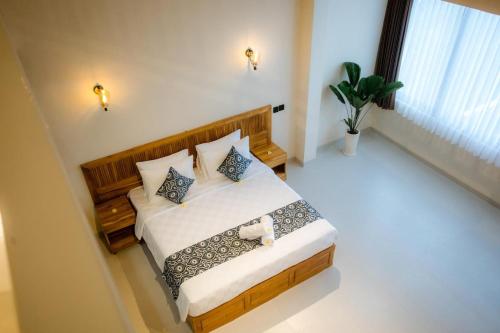 an overhead view of a bedroom with a bed at JeKa Escotel & Loft in Seminyak