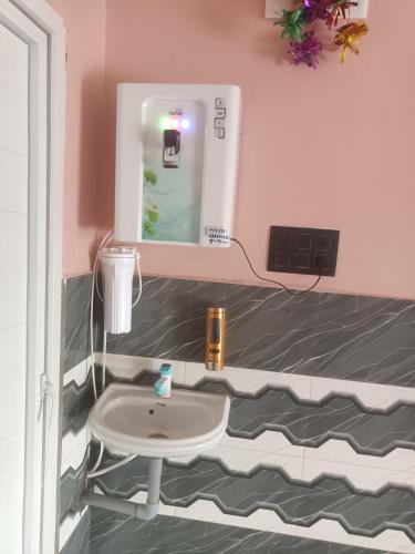 a bathroom with a sink and a mirror at HOTEL अtithi in Rājgīr