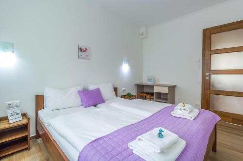 Un pat sau paturi într-o cameră la Aqualiget-Apartmanház