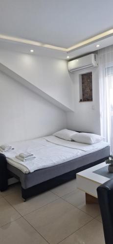 a bedroom with a bed in a room at S-Apartmani Jagodina in Jagodina