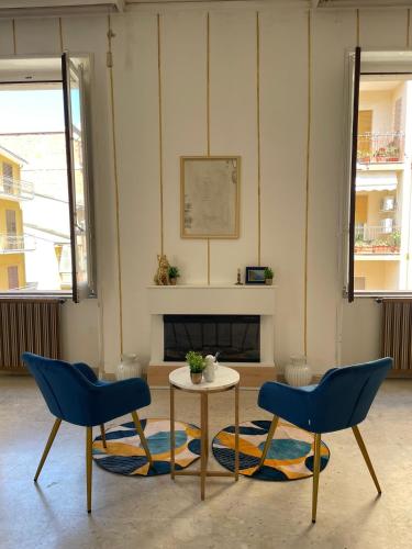 ein Wohnzimmer mit zwei Stühlen und einem Tisch in der Unterkunft BrameL Suite in Lamezia Terme
