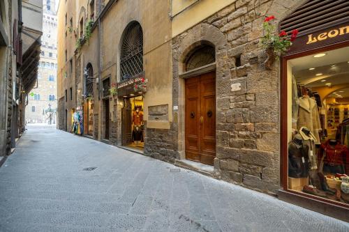 Medici's Phoenix 1 min to Signoria Square