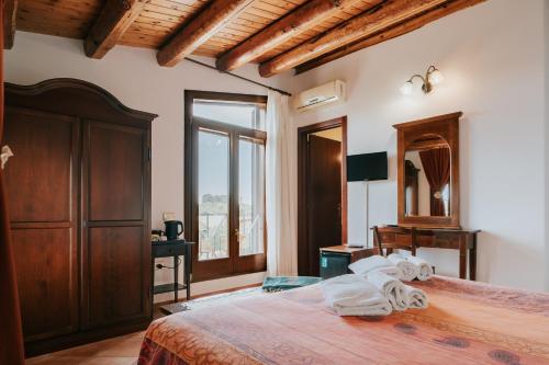 a bedroom with a bed with towels on it at Dimora La Vignazza in Marzamemi