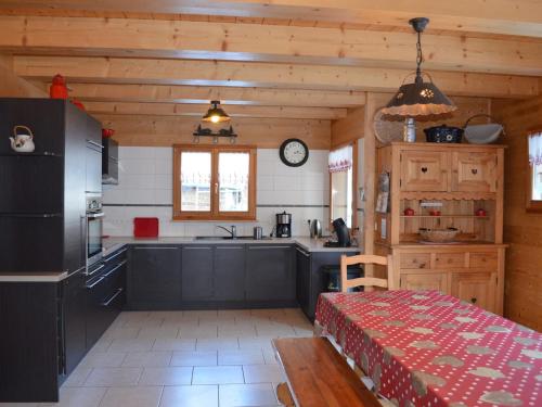 Chalet spacieux à Châtel, 12 pers., 3 chambres, proche remontées Linga, WiFi, balcon et garage
