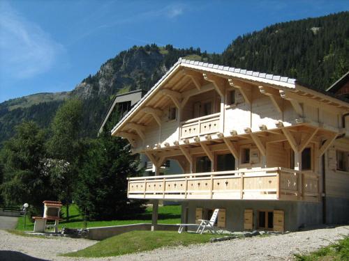 Chalet spacieux à Châtel, 12 pers., 3 chambres, proche remontées Linga, WiFi, balcon et garage