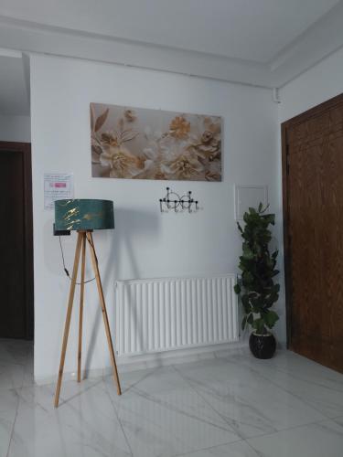 a room with a painting on the wall and a plant at La perle in Sukrah