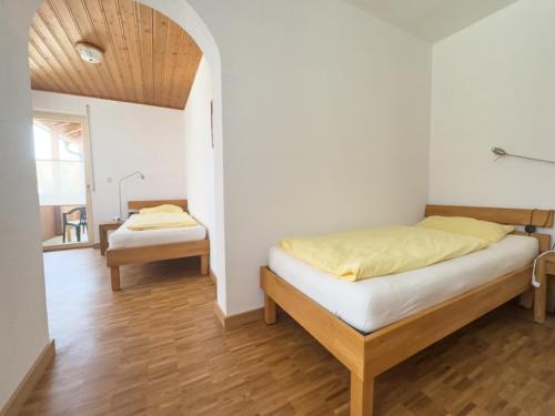 a bedroom with a bed and a desk in a room at Ferienwohnung Binder - Ferienwohnung Bad Windsheim in Bad Windsheim