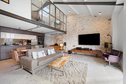 Garibaldi elegant duplex with a soothing view AC