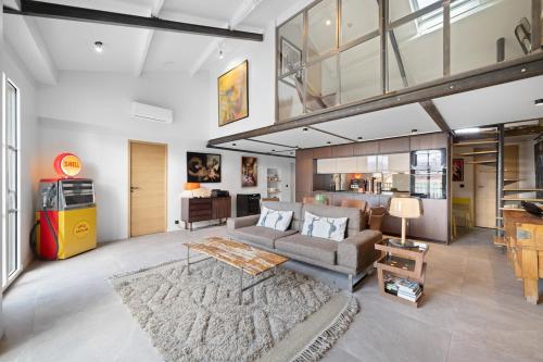 Garibaldi elegant duplex with a soothing view AC