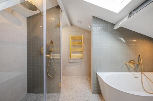 Garibaldi elegant duplex with a soothing view AC