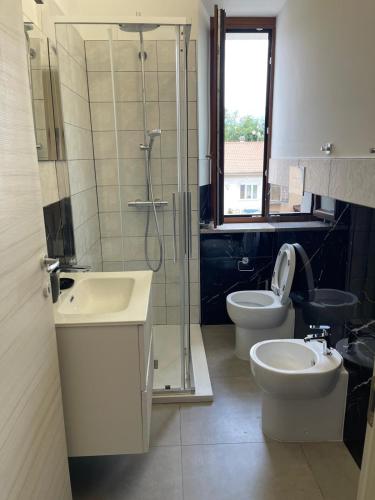 a bathroom with a shower and a toilet and a sink at B&B Dosti in Scafa