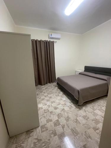 a bedroom with a bed in a room with a window at B&B Dosti in Scafa