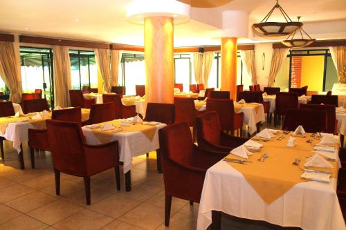 מסעדה או מקום אחר לאכול בו ב-Boma Inn Nairobi
