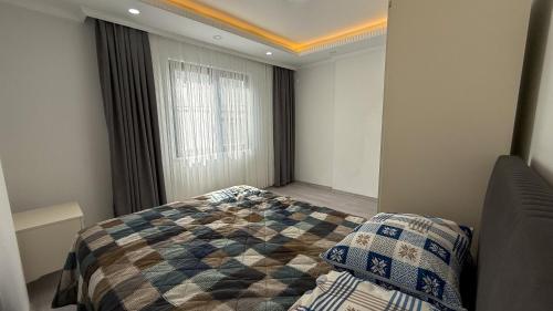 a bedroom with a bed and a window at Akçakale Konaklama in Akcaabat