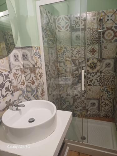 a bathroom with a sink and a shower at Domus San Francesco in Castelvetrano Selinunte