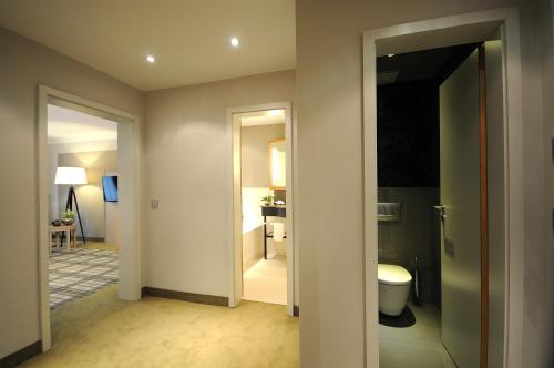 an empty room with a bathroom and a bedroom at Hotel Jagdschloss Kranichstein in Darmstadt