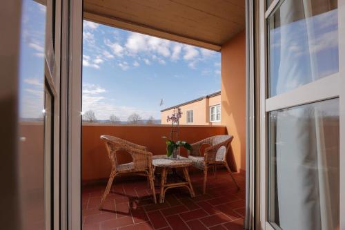 eine Terrasse mit einem Tisch und Stühlen auf dem Balkon in der Unterkunft Hotel Michelangelo in Terranuova Bracciolini
