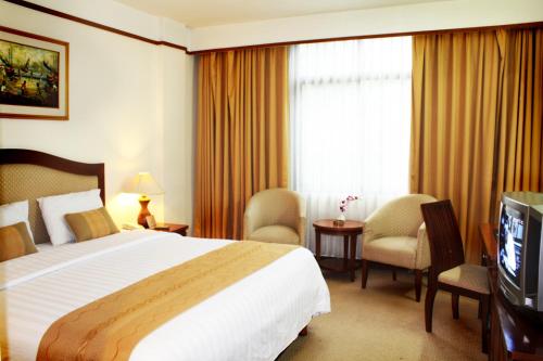 Llit o llits en una habitació de Grand Pasundan Convention Hotel