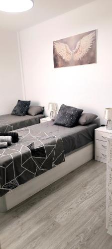 ICON Beach Apartment - 1 Min to Beach & Free Garage