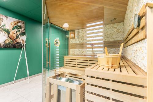 a sauna with a shower and a tub at APARTAMENTY ZDROJOWA 9 in Duszniki Zdrój