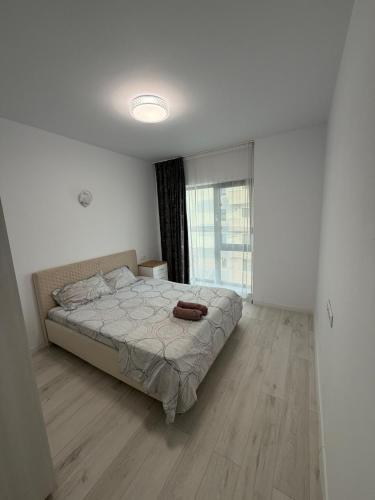 a bedroom with a bed and a large window at Apartament in Ploiești 7 in Ploieşti