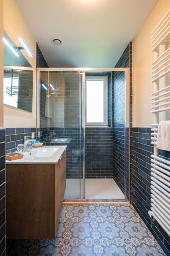 a bathroom with a sink and a shower at L'Oasis d'Yza in Gedinne